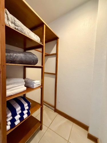 almendro-bedroom-closet